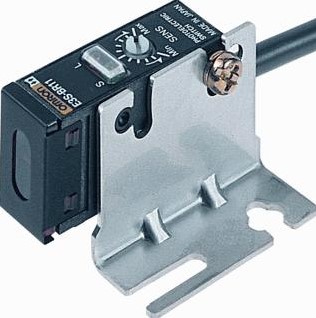 OMRON RETROREFLECTIE 3 M HORIZONTAAL 10-30 VDC NPN/PNP LO/DO IP67 2 M KABEL E3SCR112MOMS