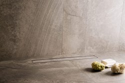 EASY DRAIN COMPACT RVS DOUCHEGOOT LXB= 900X60MM RECHTHOEKIG MET RVS ROOSTER VOOR TEGELS SCHUIFEIND HORIZONTAAL 50MM MET SIFON EDCOMTFF90050